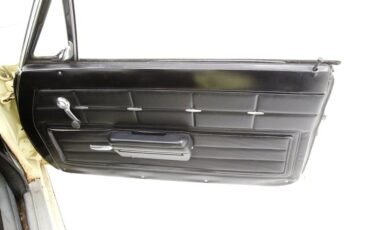 Chevrolet-Corvair-1968-Butternut-Yellow-Black-39