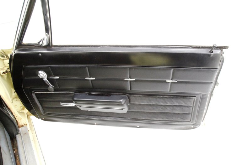 Chevrolet-Corvair-1968-Butternut-Yellow-Black-39