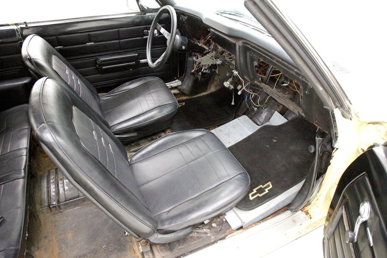 Chevrolet-Corvair-1968-Butternut-Yellow-Black-41