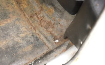 Chevrolet-Corvair-1968-Butternut-Yellow-Black-44