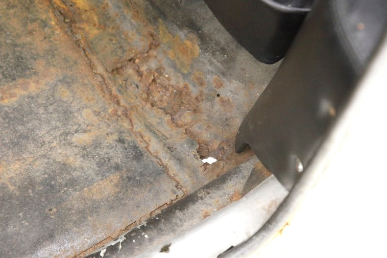 Chevrolet-Corvair-1968-Butternut-Yellow-Black-44