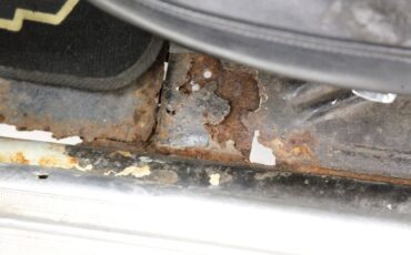 Chevrolet-Corvair-1968-Butternut-Yellow-Black-45