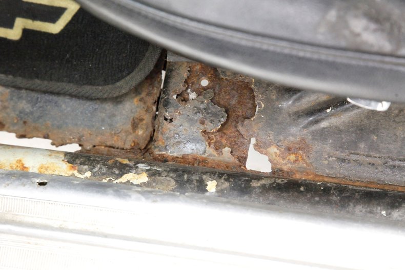 Chevrolet-Corvair-1968-Butternut-Yellow-Black-45