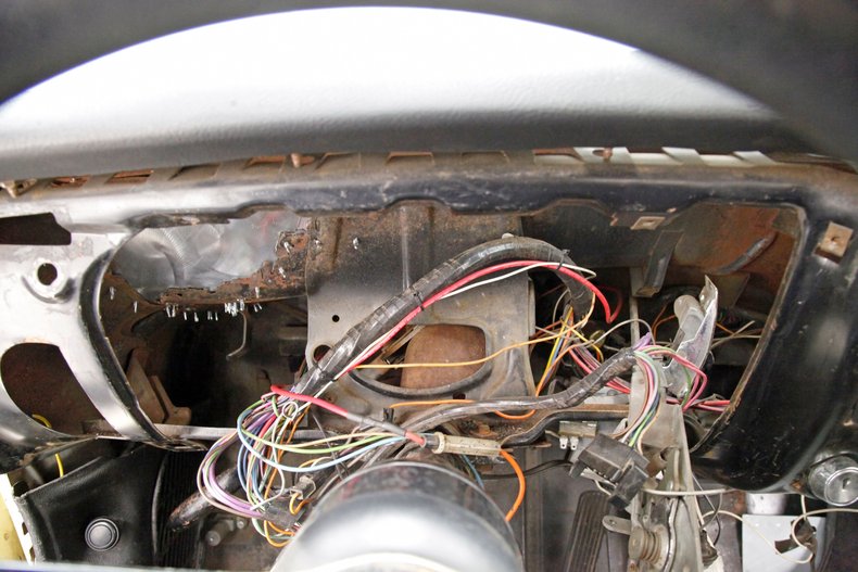 Chevrolet-Corvair-1968-Butternut-Yellow-Black-47