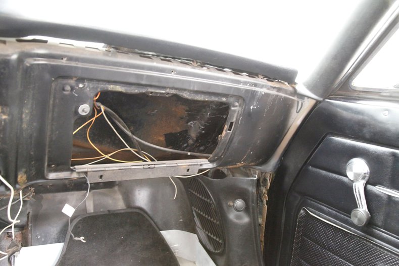 Chevrolet-Corvair-1968-Butternut-Yellow-Black-49