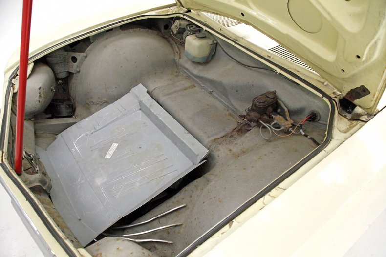 Chevrolet-Corvair-1968-Butternut-Yellow-Black-6