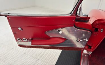 Chevrolet-Corvette-1961-Roman-Red-Red-39