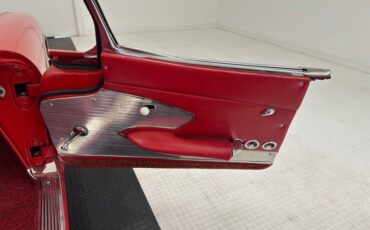Chevrolet-Corvette-1961-Roman-Red-Red-40