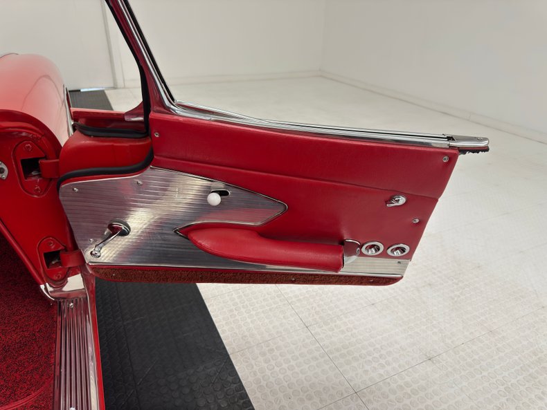 Chevrolet-Corvette-1961-Roman-Red-Red-40
