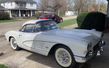 Chevrolet-Corvette-1961-White-Jewel-Blue-1