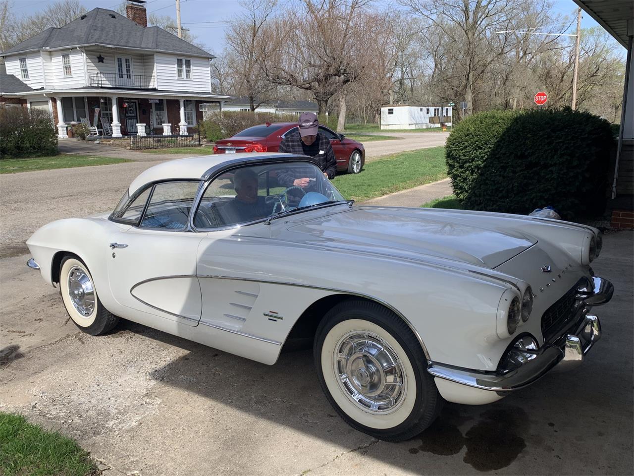 Chevrolet-Corvette-1961-White-Jewel-Blue-1
