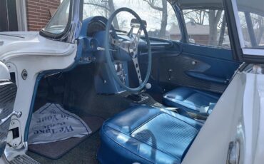 Chevrolet-Corvette-1961-White-Jewel-Blue-2