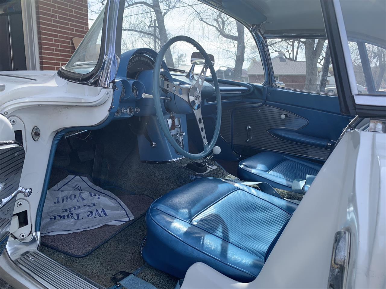 Chevrolet-Corvette-1961-White-Jewel-Blue-2