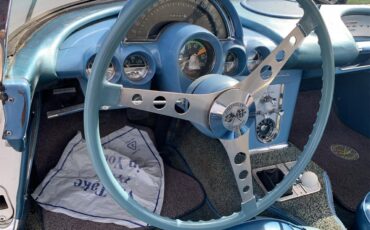 Chevrolet-Corvette-1961-White-Jewel-Blue-3