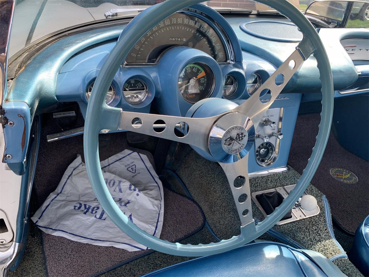 Chevrolet-Corvette-1961-White-Jewel-Blue-3
