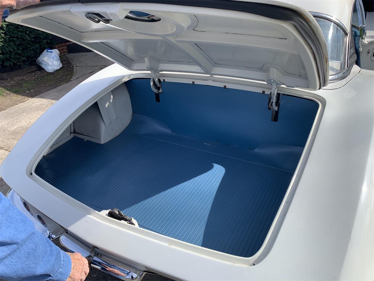 Chevrolet-Corvette-1961-White-Jewel-Blue-4