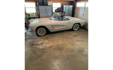 Chevrolet-Corvette-1961-White-Jewel-Blue-7