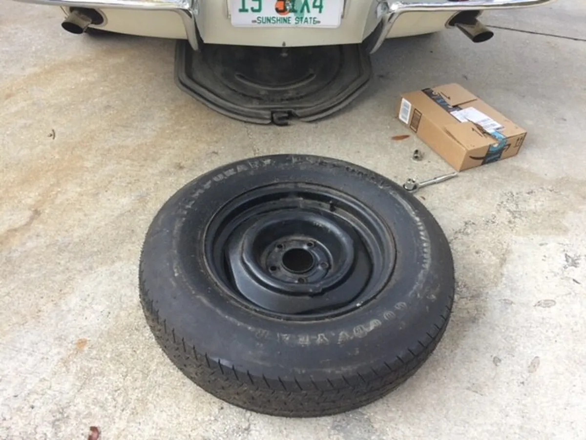 Chevrolet-Corvette-1964-White-Red-12