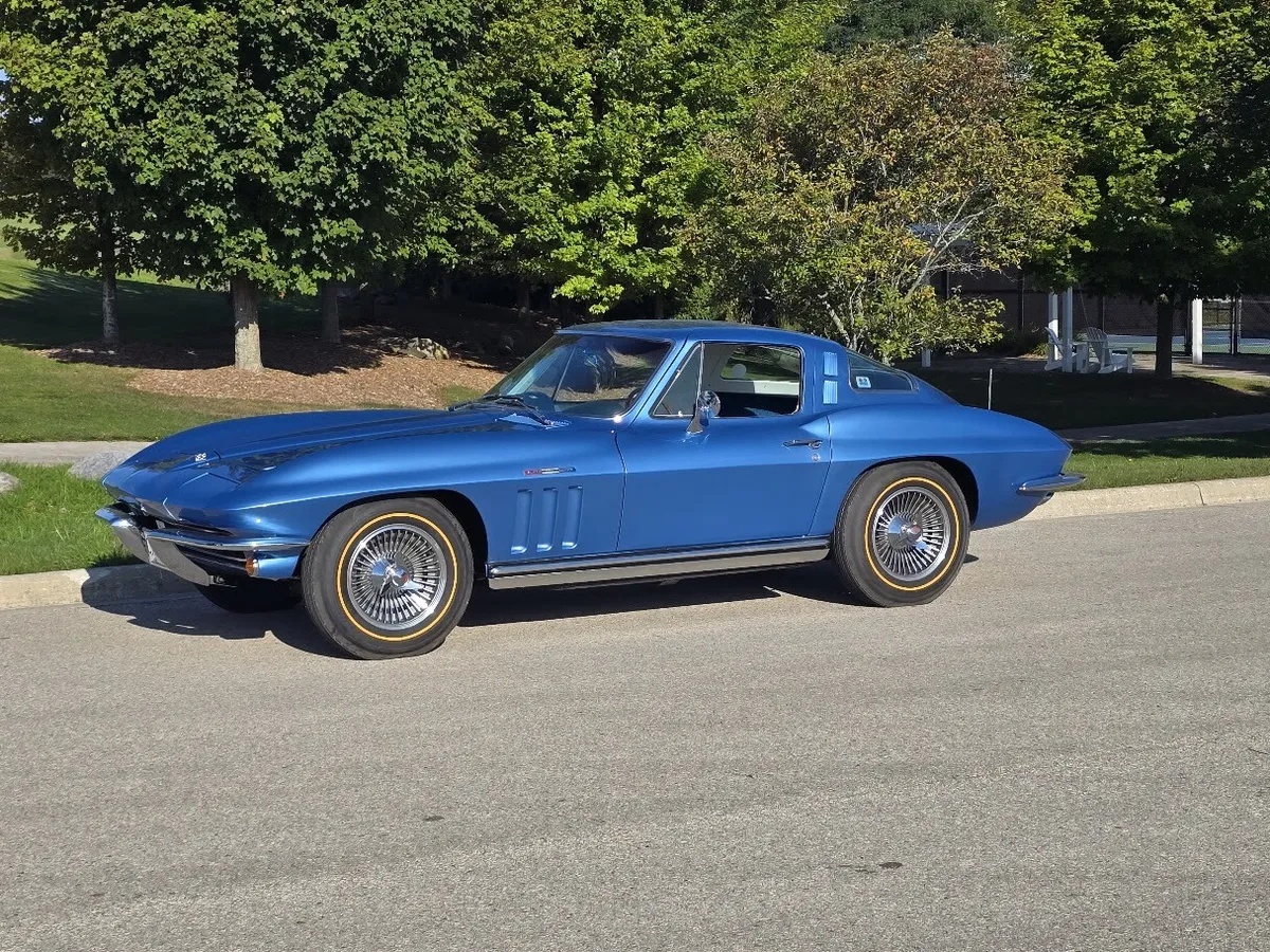 Chevrolet-Corvette-1965-Nassau-Blue-White-1