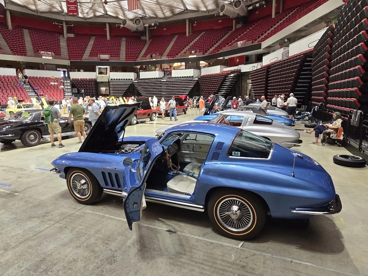 Chevrolet-Corvette-1965-Nassau-Blue-White-10