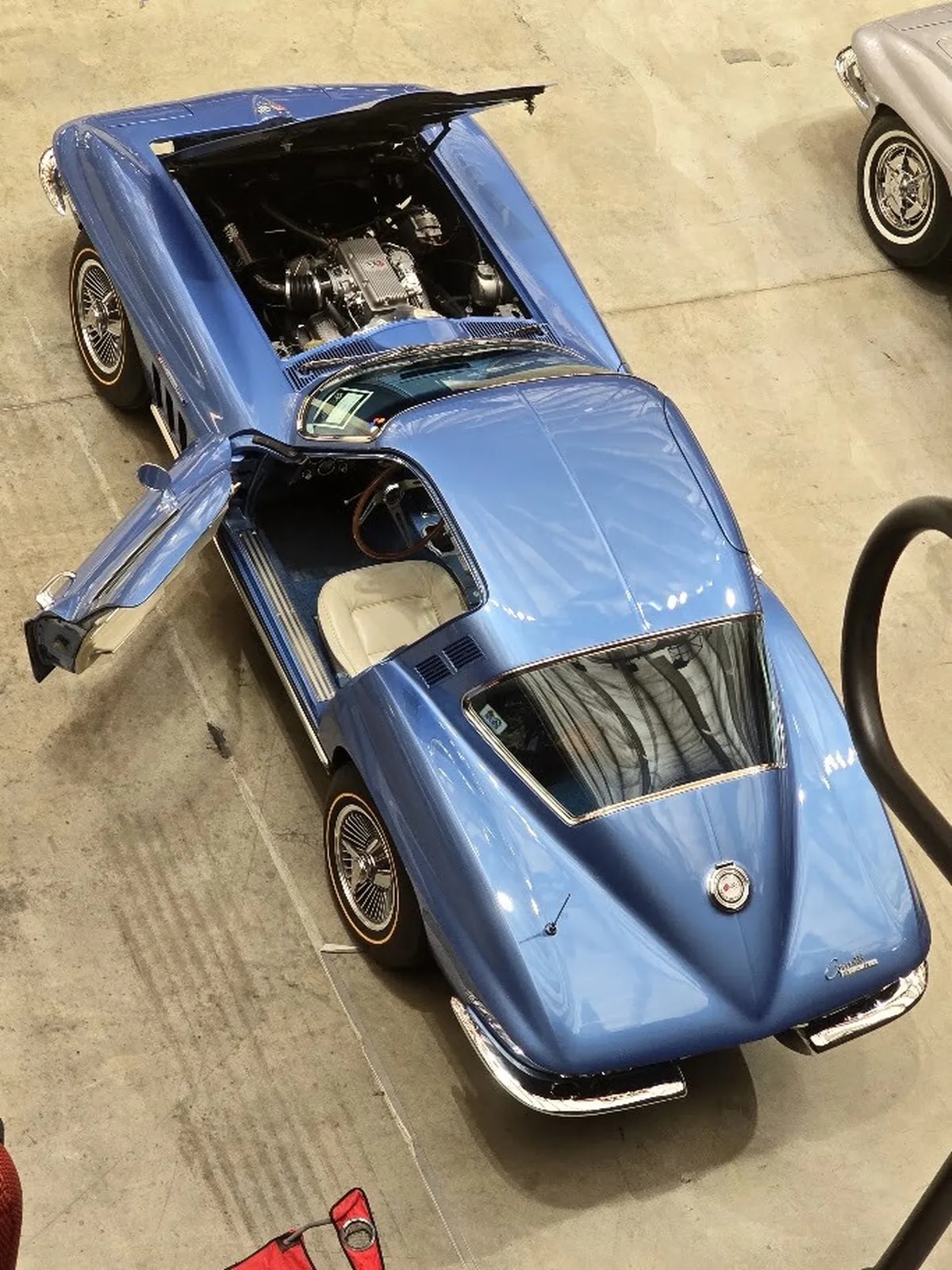 Chevrolet-Corvette-1965-Nassau-Blue-White-11