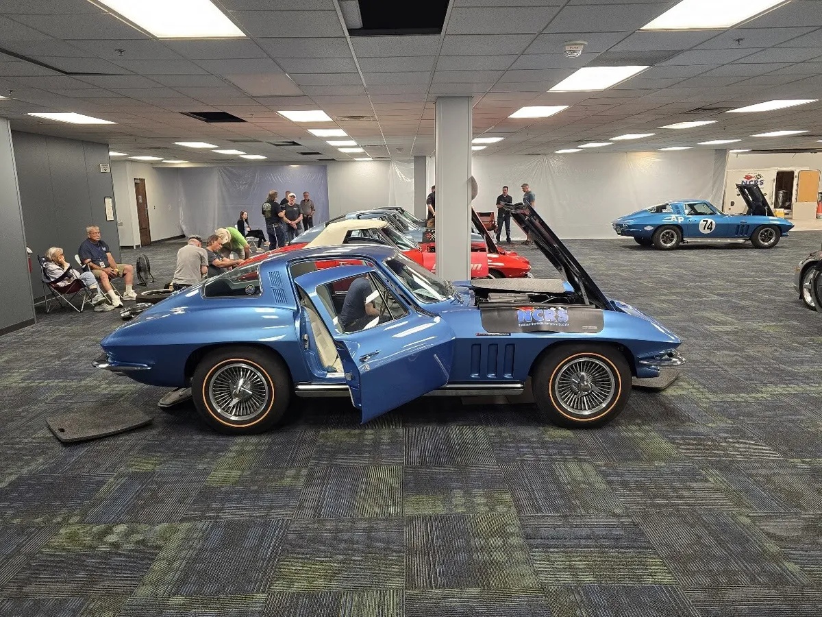 Chevrolet-Corvette-1965-Nassau-Blue-White-13