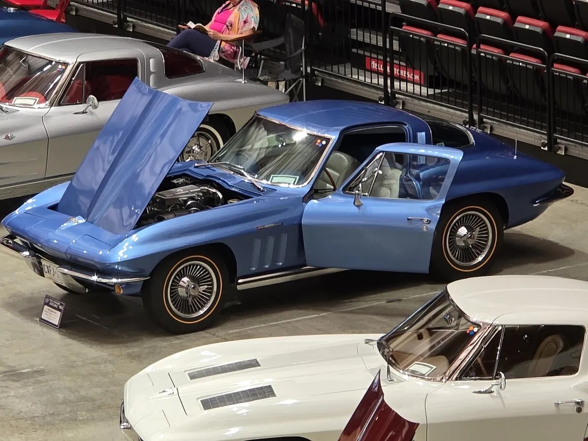 Chevrolet-Corvette-1965-Nassau-Blue-White-9