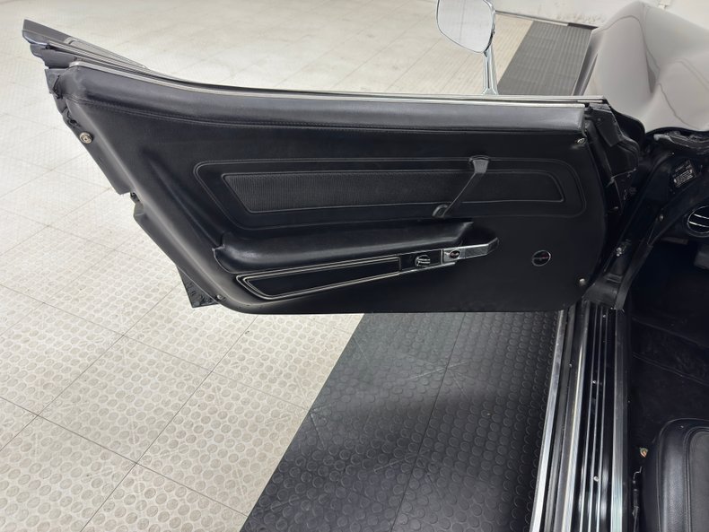 Chevrolet-Corvette-1972-Black-Black-34