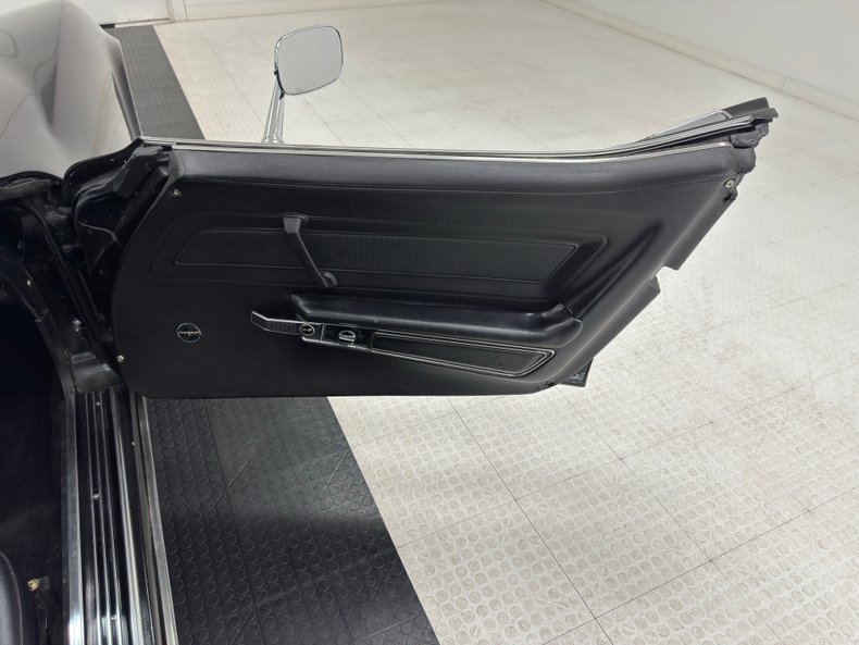 Chevrolet-Corvette-1972-Black-Black-35