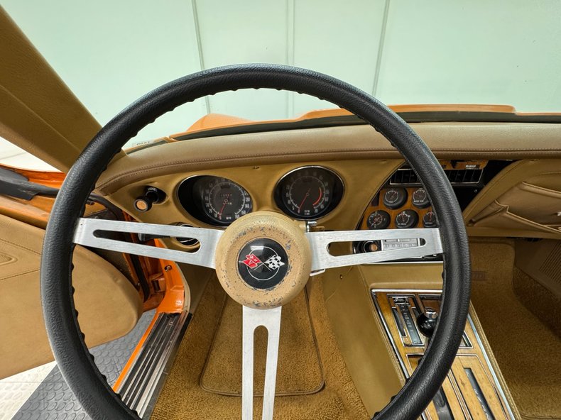Chevrolet-Corvette-1974-Corvette-Orange-Medium-Saddle-38