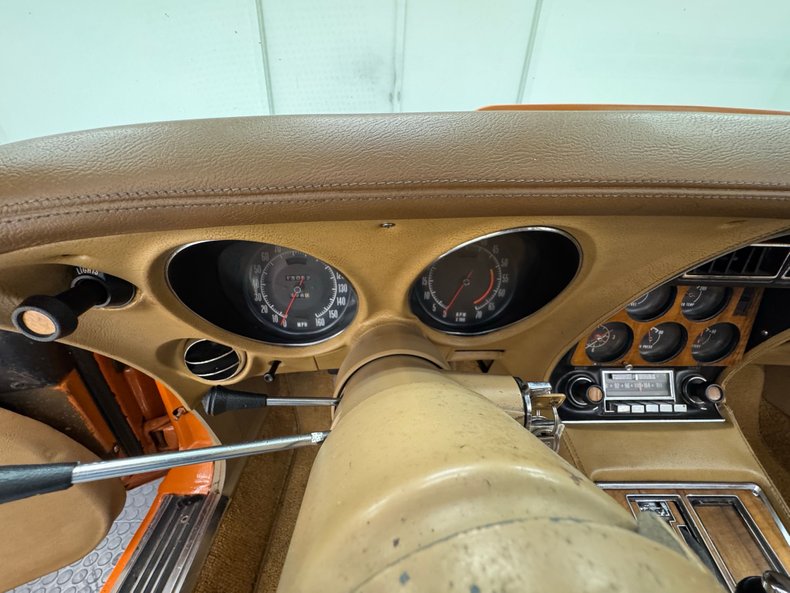 Chevrolet-Corvette-1974-Corvette-Orange-Medium-Saddle-39