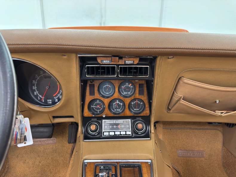 Chevrolet-Corvette-1974-Corvette-Orange-Medium-Saddle-41