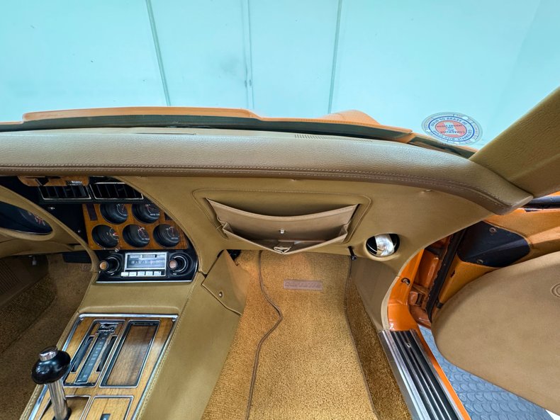 Chevrolet-Corvette-1974-Corvette-Orange-Medium-Saddle-42