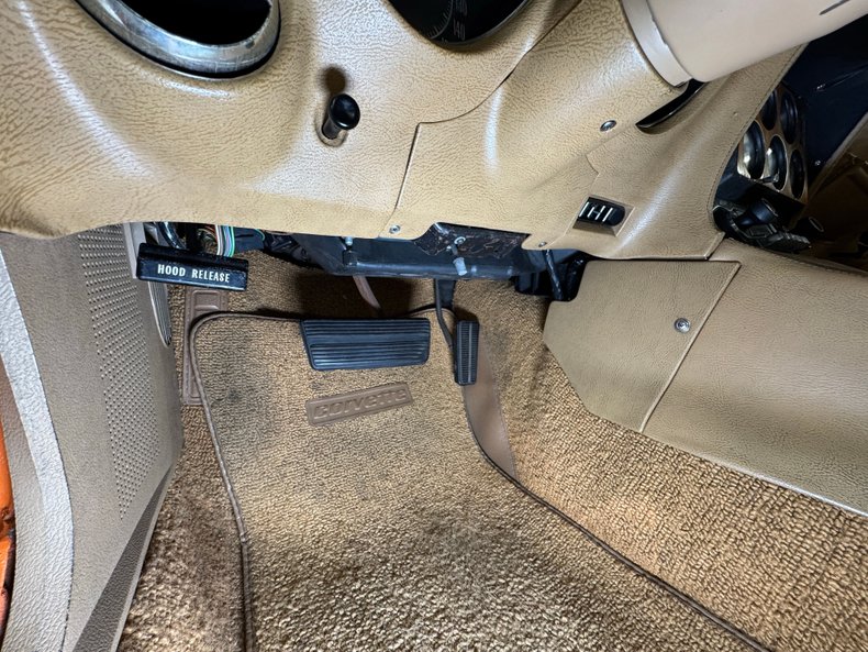 Chevrolet-Corvette-1974-Corvette-Orange-Medium-Saddle-47