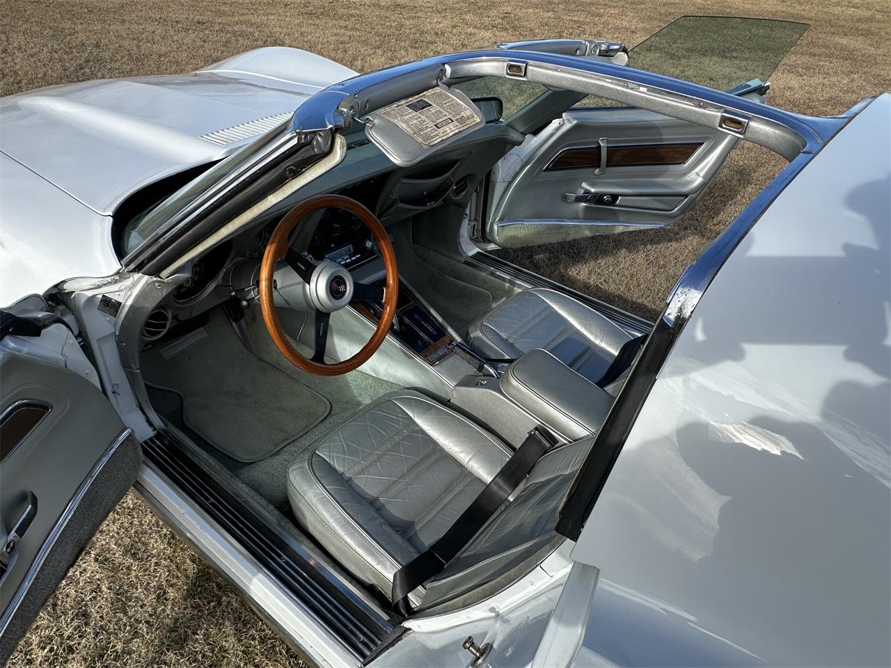 Chevrolet-Corvette-1974-White-Silver-9