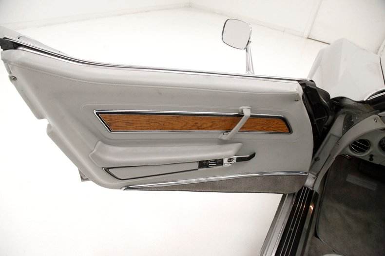 Chevrolet-Corvette-1976-Silver-Metallic-Smoke-Gray-27