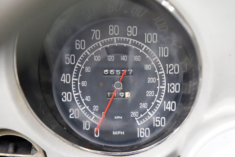 Chevrolet-Corvette-1976-Silver-Metallic-Smoke-Gray-32