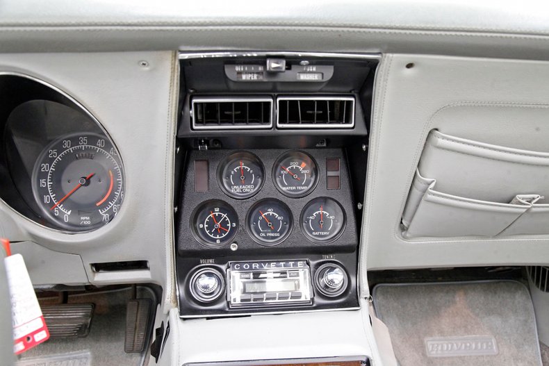 Chevrolet-Corvette-1976-Silver-Metallic-Smoke-Gray-33