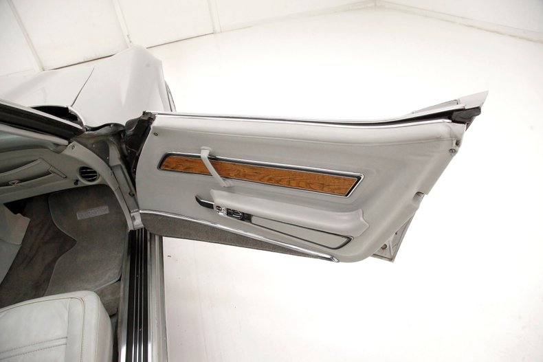 Chevrolet-Corvette-1976-Silver-Metallic-Smoke-Gray-35