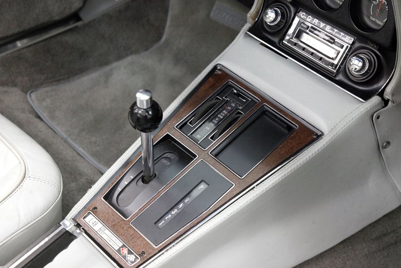 Chevrolet-Corvette-1976-Silver-Metallic-Smoke-Gray-38