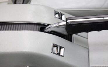 Chevrolet-Corvette-1976-Silver-Metallic-Smoke-Gray-40