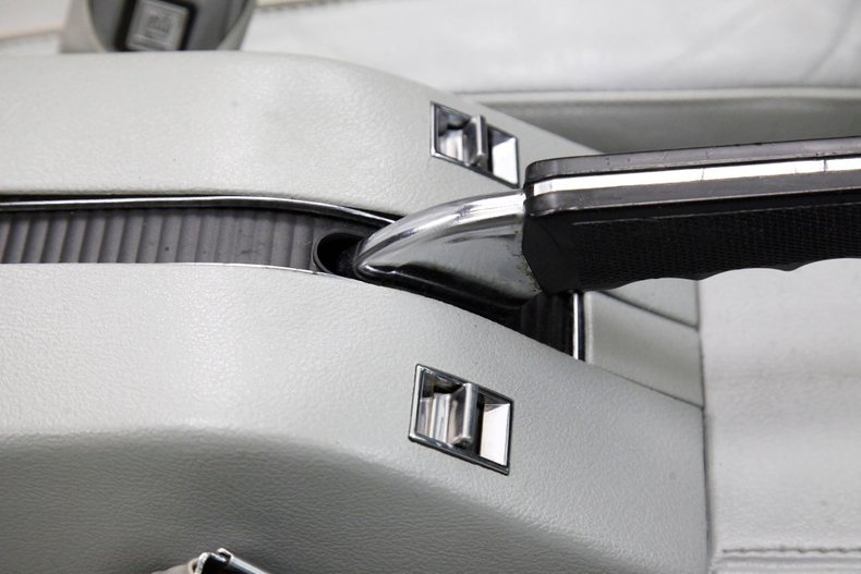 Chevrolet-Corvette-1976-Silver-Metallic-Smoke-Gray-40