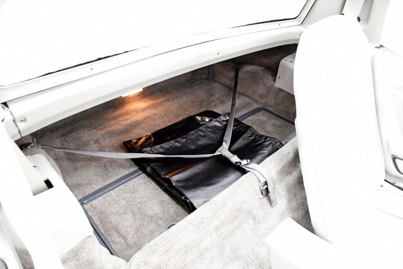 Chevrolet-Corvette-1976-Silver-Metallic-Smoke-Gray-43