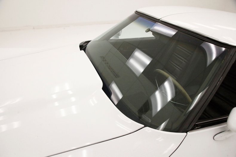 Chevrolet-Corvette-1977-Classic-White-Dark-Brown-15