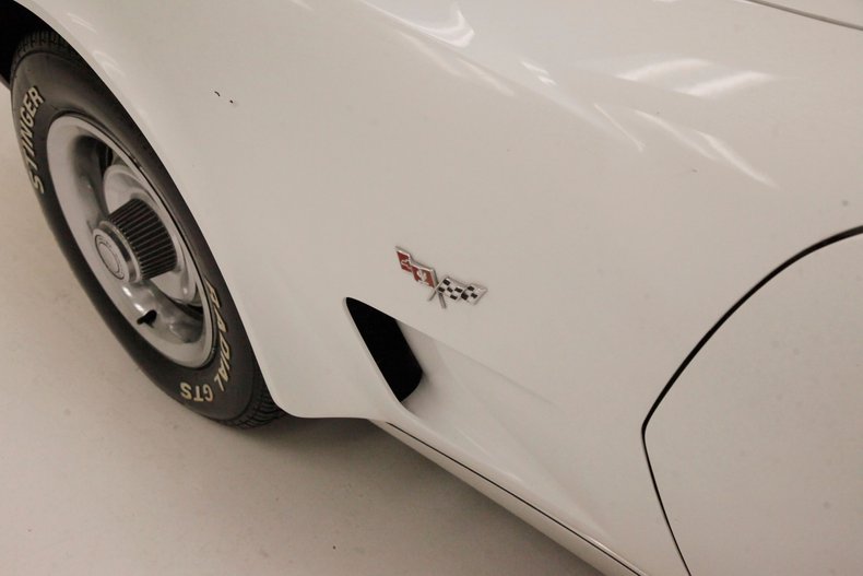 Chevrolet-Corvette-1977-Classic-White-Dark-Brown-2