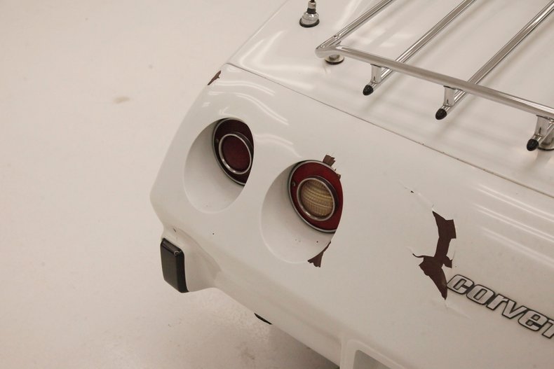 Chevrolet-Corvette-1977-Classic-White-Dark-Brown-21