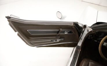 Chevrolet-Corvette-1977-Classic-White-Dark-Brown-22
