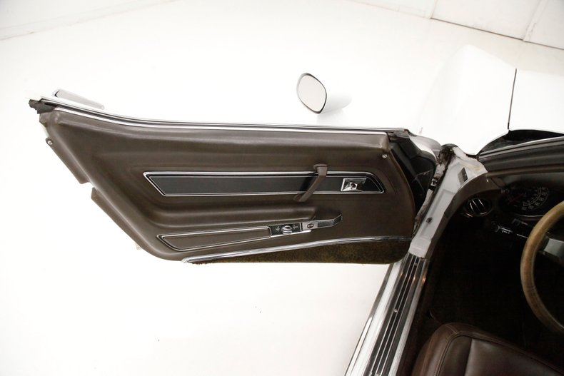 Chevrolet-Corvette-1977-Classic-White-Dark-Brown-22