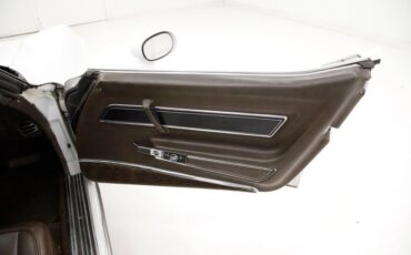Chevrolet-Corvette-1977-Classic-White-Dark-Brown-23