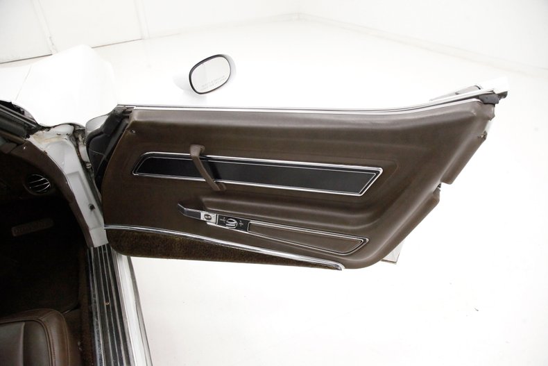 Chevrolet-Corvette-1977-Classic-White-Dark-Brown-23